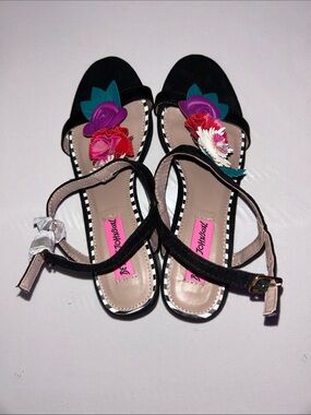 NWOB Betsey Johnson Andey 3D Floral Appliqué Dress B&W Striped Heel Sandal